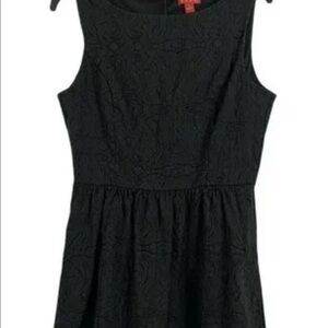 Elle women’s black party dress crinkled texture Size 4